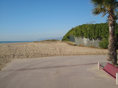Imatge de la zona per on anirà el nou tram del passeig marítim de Gavà Mar sobre la riera dels Canyars en el punt en el que arriba al passeig marítim de Central Mar (25 de desembre de 2007)